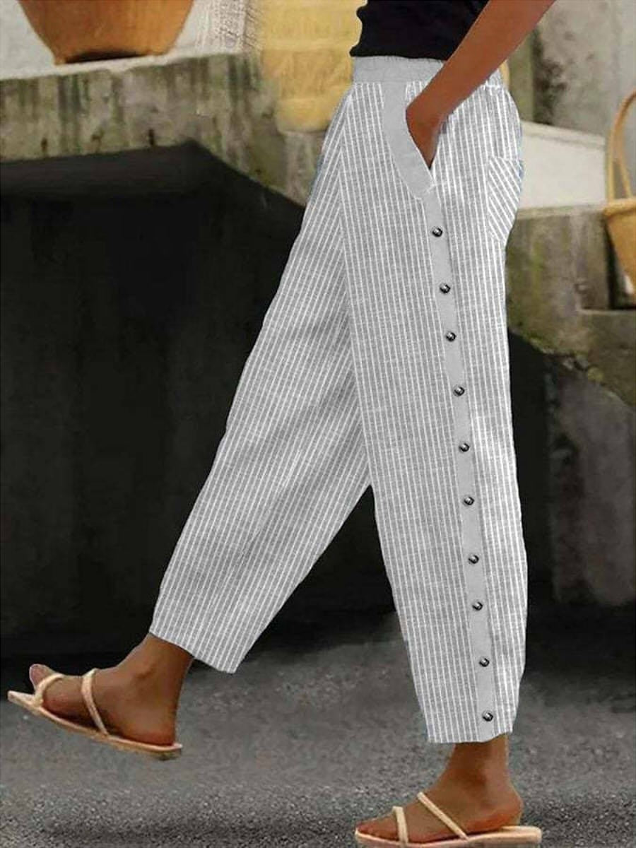 Pantalons à boutons rayés Linaya de Danoir Paris, bleu, tissu léger, style décontracté avec détails à boutons.