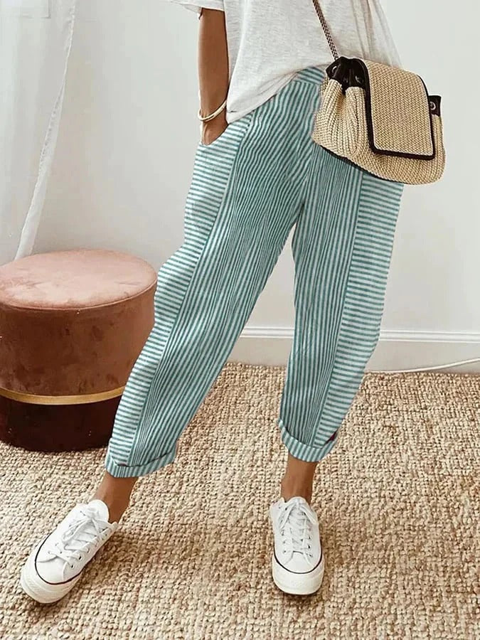 Pantalon rayé Jade de Danoir Paris en bleu, coupe ajustée, tissu léger, vue frontale sur modèle.