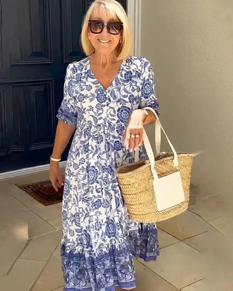 Robe d'été élégante Danoir Paris Manelle en tissu bleu avec détails raffinés, portée par un mannequin.