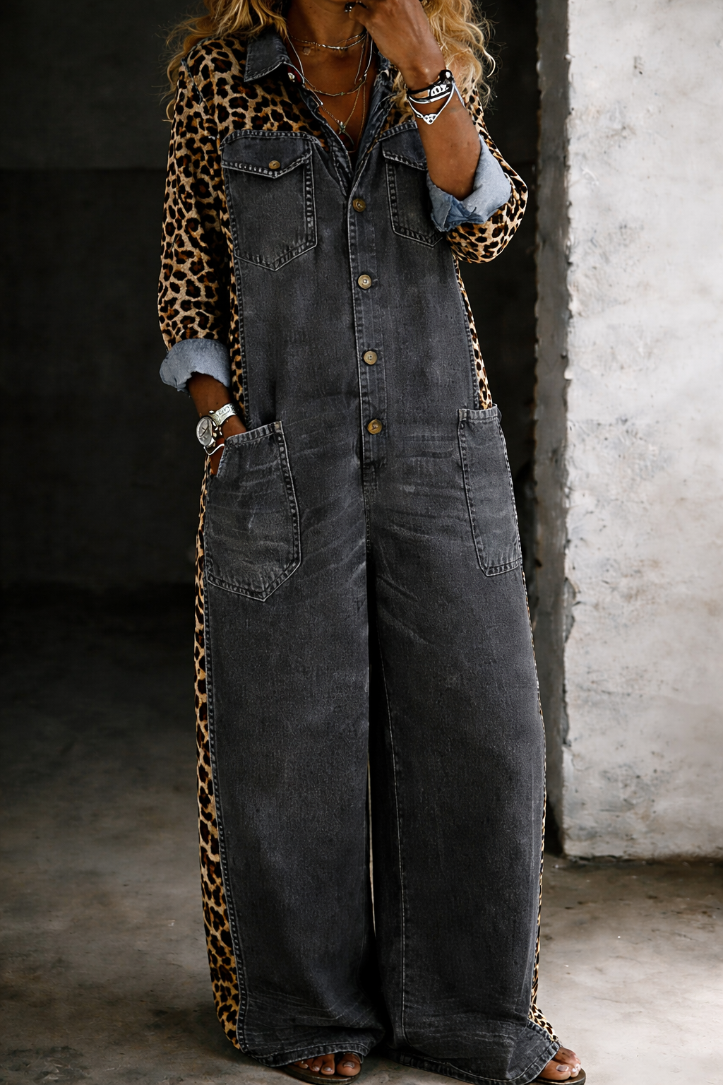 Combinaison pantalon Amanda en jean bleu Danoir Paris, coupe ajustée avec détails modernes, vue de face.