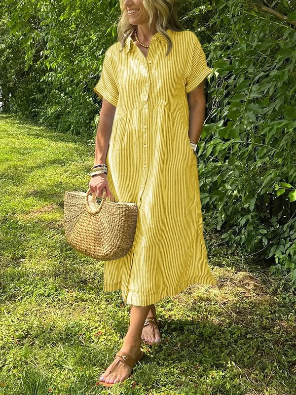 Robe maxi élégante Danoir Paris Angela en tissu bleu, longueur longue et style sophistiqué, portée avec accessoires élégants.