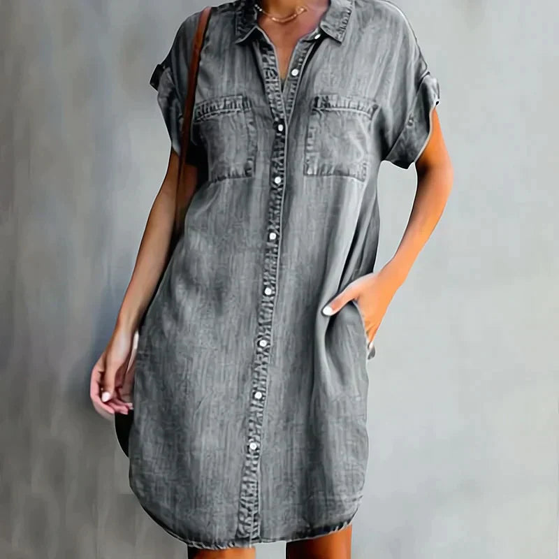 Robe décontractée en denim Aubree de Danoir Paris, en tissu bleu avec coupe simple et style tendance.