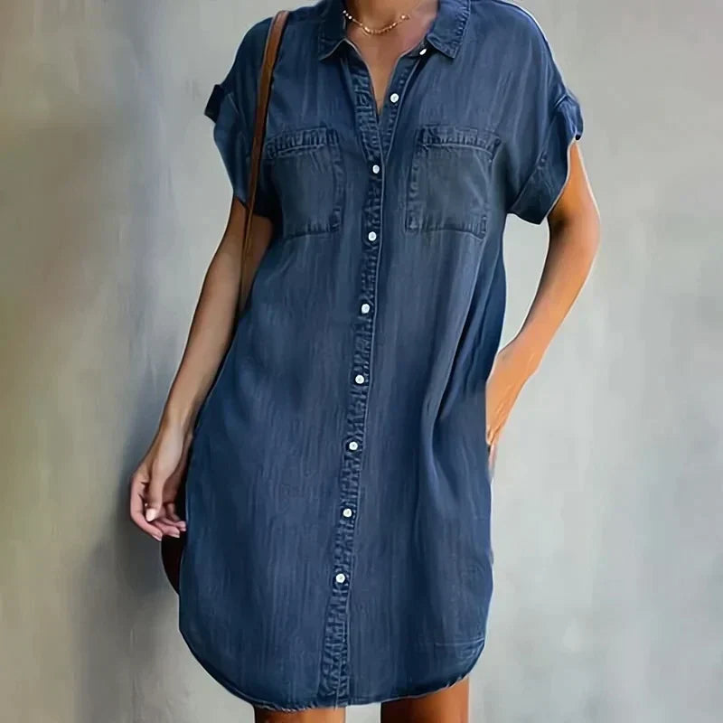 Robe décontractée en denim Aubree de Danoir Paris, couleur bleu, avec coupe simple et style casual.