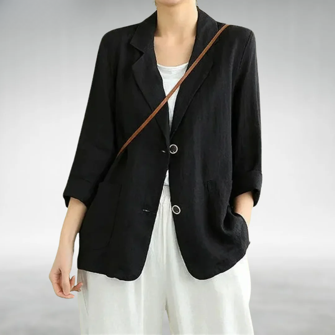 Blazer décontracté Danoir Paris Azalée en tissu bleu, style chic et moderne, porté avec manches longues et coupe ajustée.