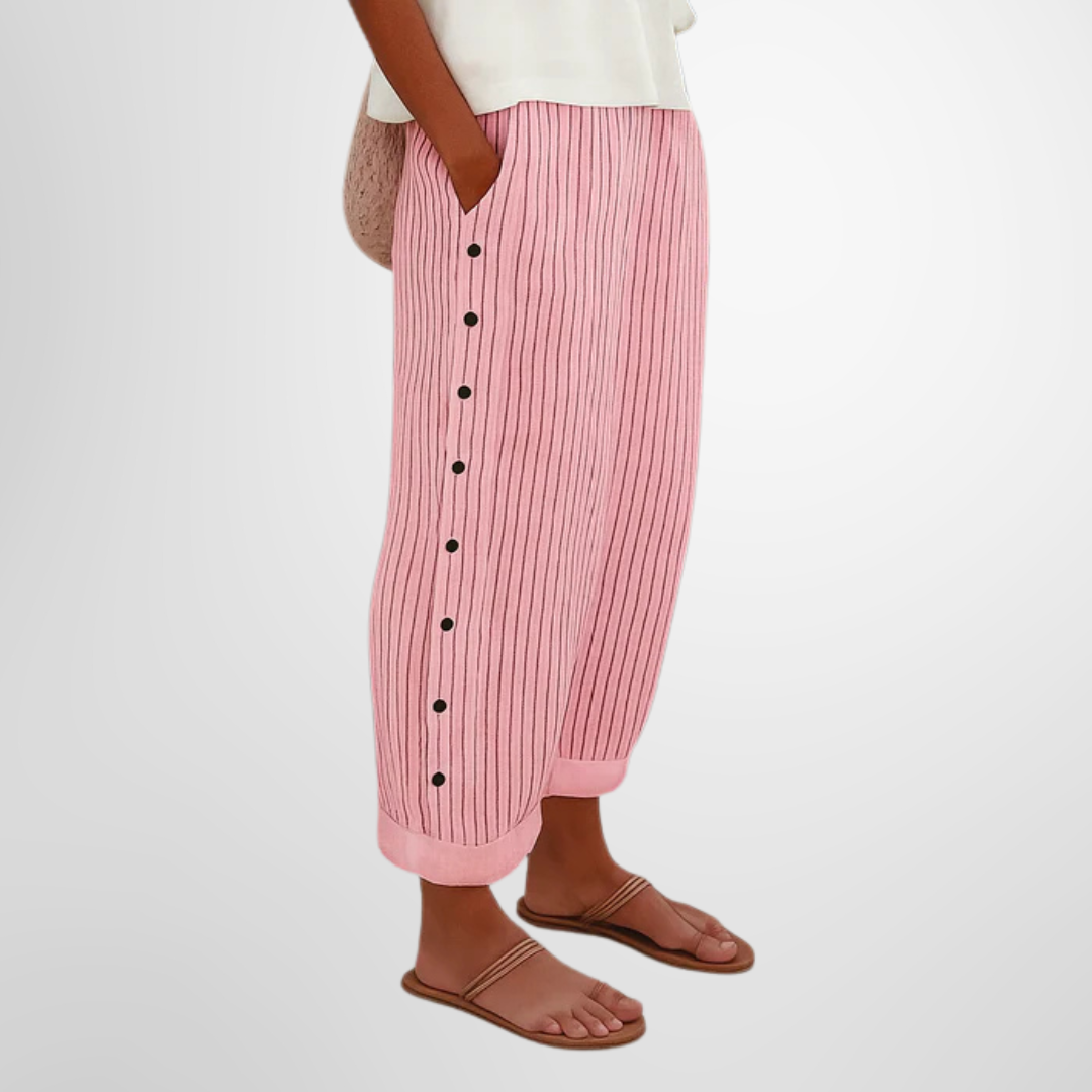 Pantalons élégants pour femmes Bertha™ de Danoir Paris, en tissu bleu, avec coupe ajustée et détails sophistiqués.