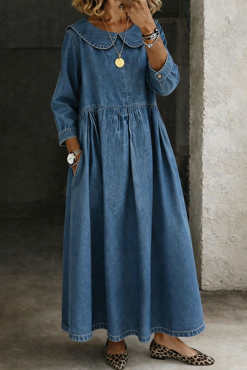 Robe en denim Clara de Danoir Paris avec col Peter Pan, portée, vue de face, tissu bleu classique et style élégant.