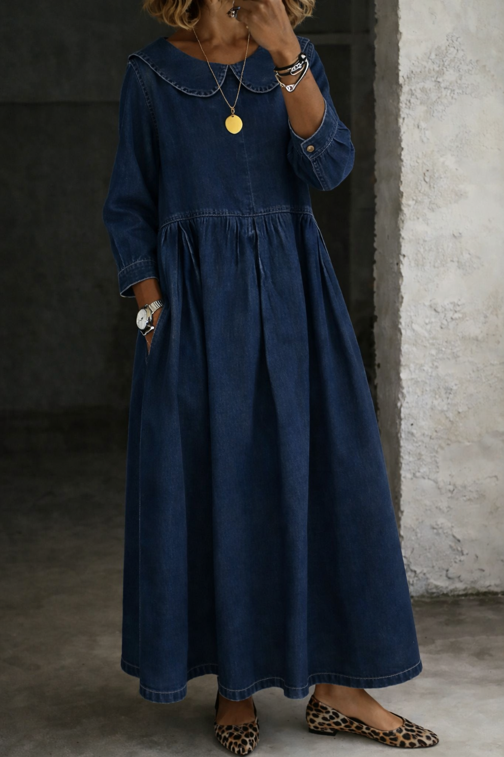 Robe en denim Clara de Danoir Paris avec col Peter Pan, portée par un mannequin, vue de face.