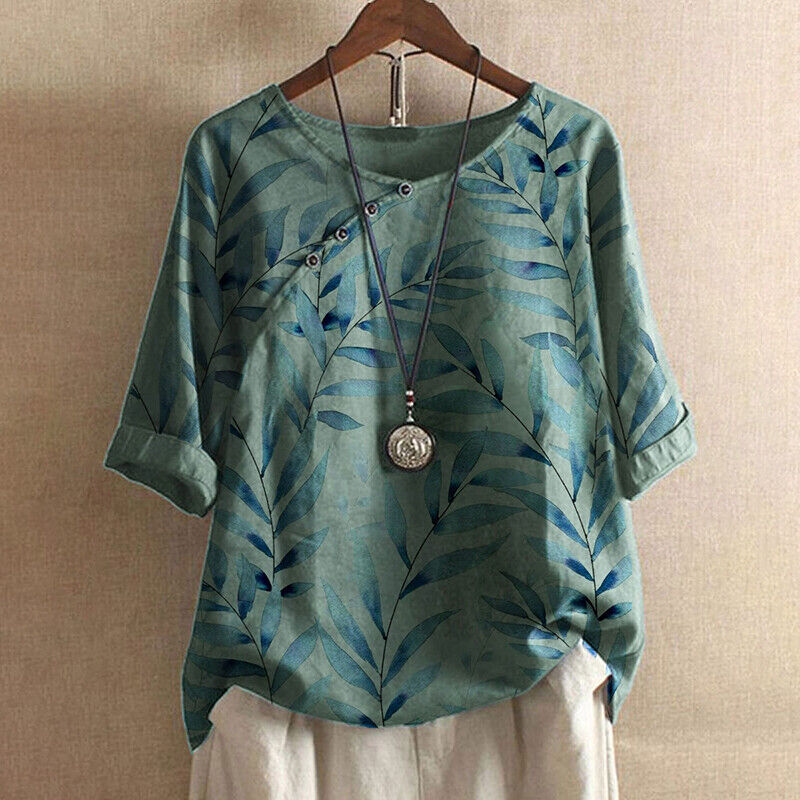 Blouse printanière élégante Claudine de Danoir Paris en tissu bleu avec motifs floraux, vue de face.