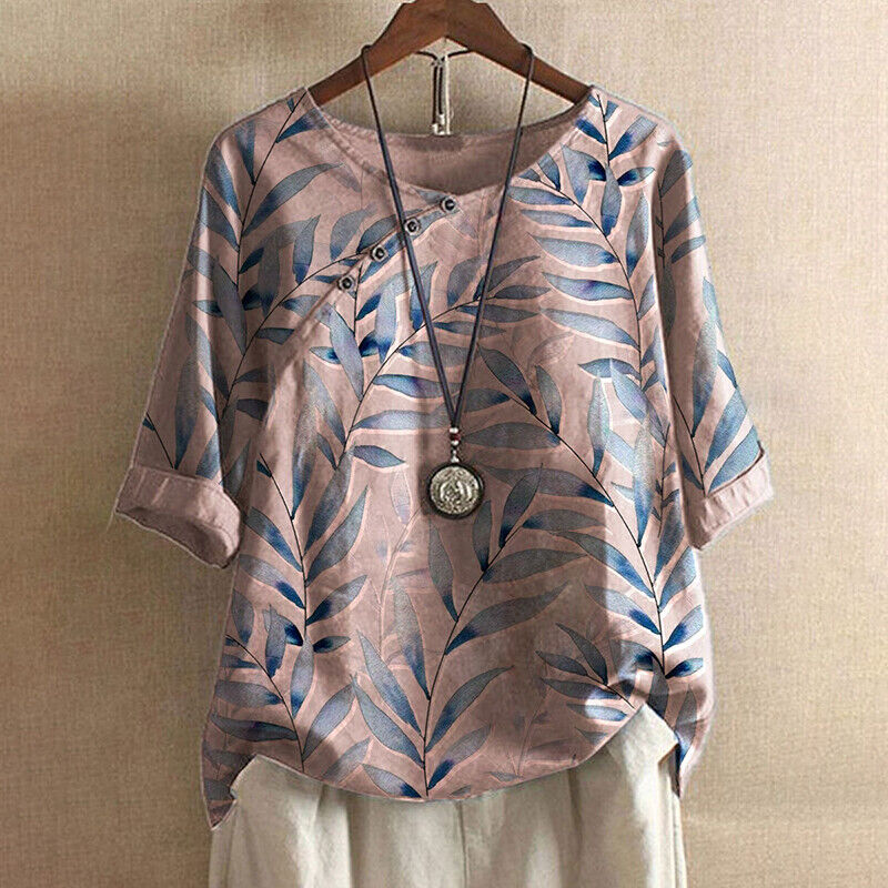 Blouse printanière élégante Claudine de Danoir Paris en tissu bleu avec motif floral, portée décontractée.