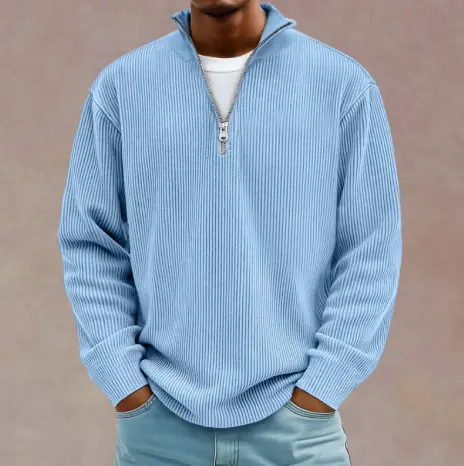 Pull demi-zipé Danoir Paris™ bleu, élégant et confortable, en laine douce, porté en mode décontracté ou chic.