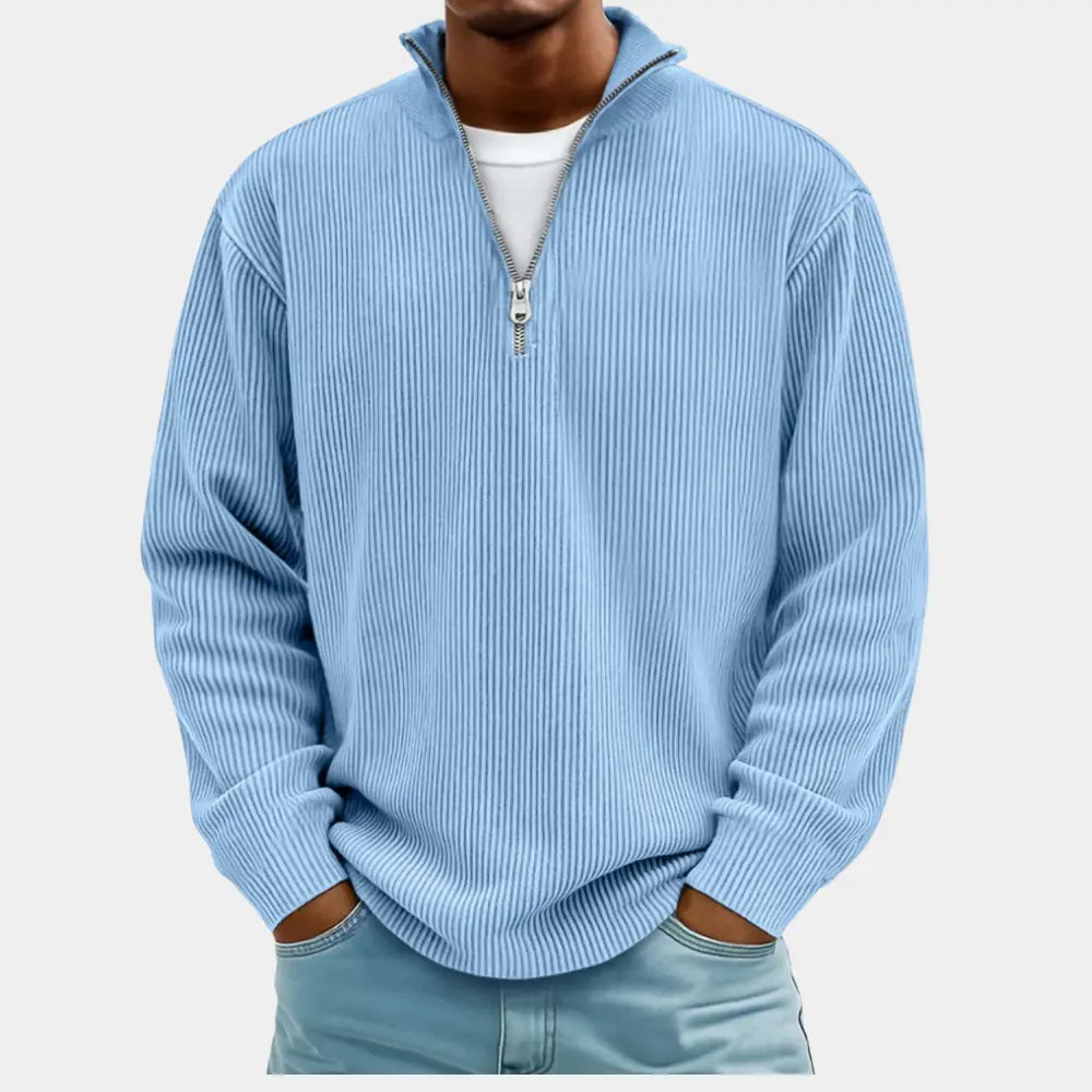 Pull tendance et élégant Danoir Paris en bleu, doux et confortable, porté par un mannequin.