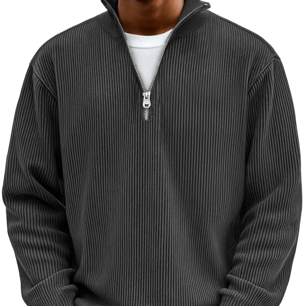 Pull Danoir Paris bleu tendance et élégant, en maille douce, porté sur un mannequin, style moderne et chic.