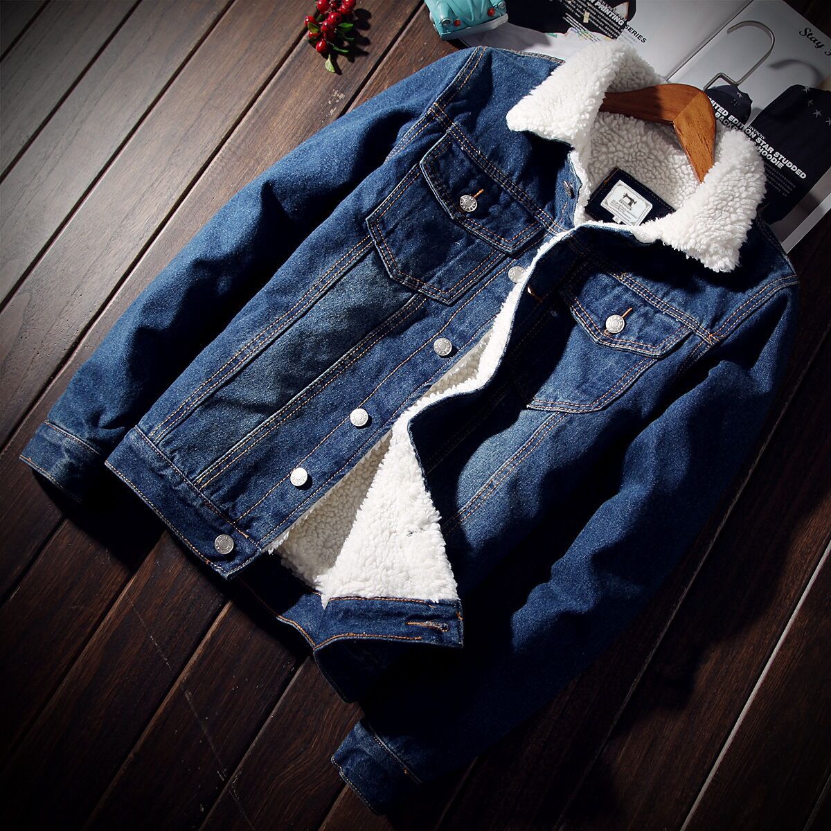 Veste en denim bleu Danoir Paris™ pour femme, coupe classique et style tendance, vêtement en jean iconique.
