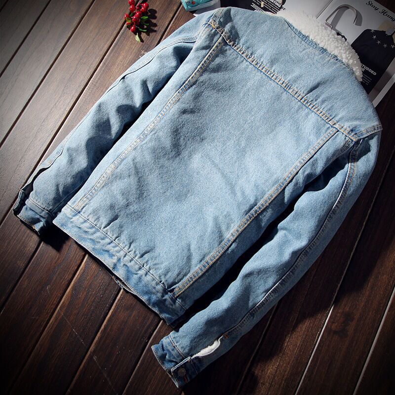 Veste en denim iconique Danoir Paris bleue, coupe classique avec boutons en métal et poches frontales, style intemporel.