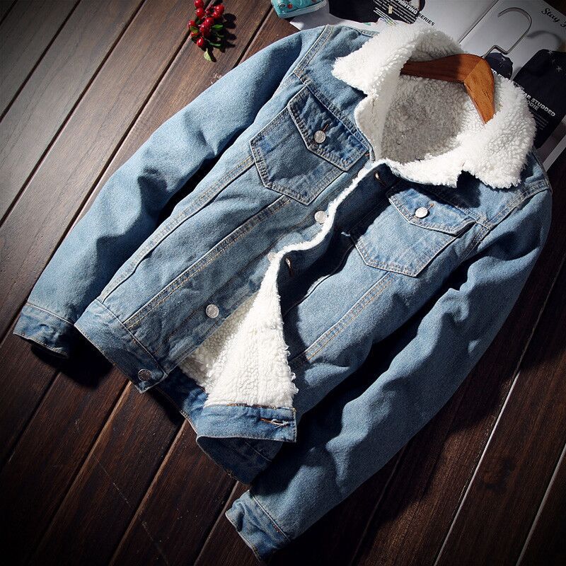 Veste en denim bleu Danoir Paris™ pour femme, coupe classique et style iconique, portée sur un mannequin.