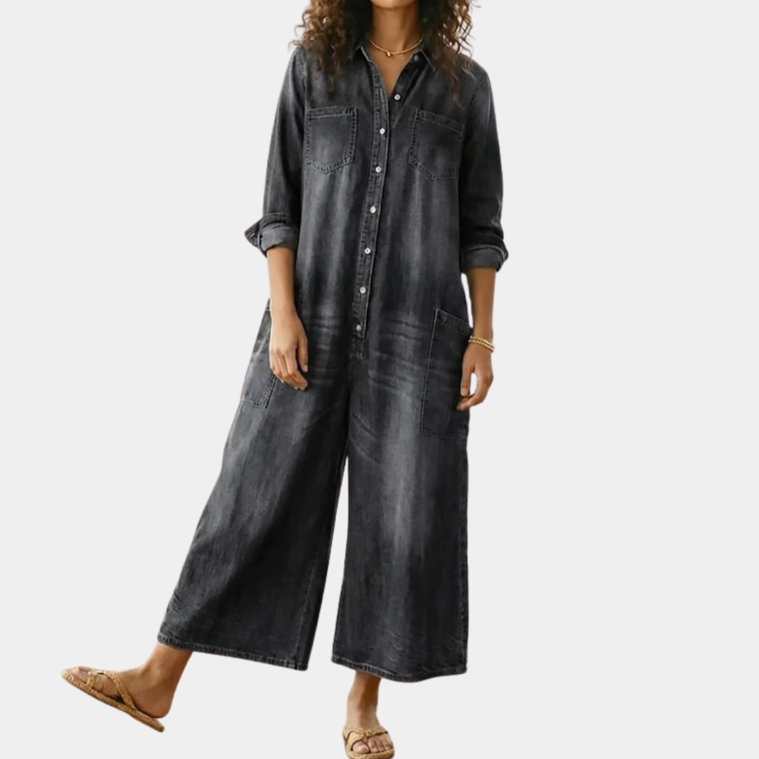 Salopette en denim vintage Danoir Paris, en coton lavé avec fermeture à boutons, portée décontractée et tendance.
