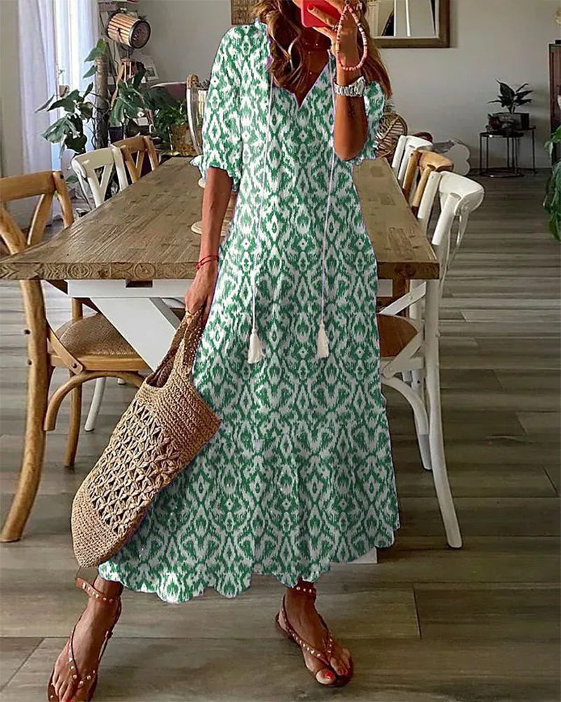 Robe bohémienne légère Dianna de Danoir Paris en tissu bleu, avec motifs floraux et coupe fluide, portée dans un style décontracté.