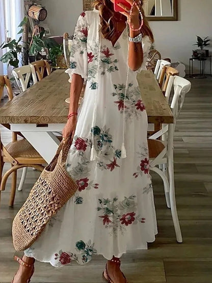 Robe bohémienne légère Dianna de Danoir Paris en tissu fluide bleu avec motifs floraux, portée par une mannequin.