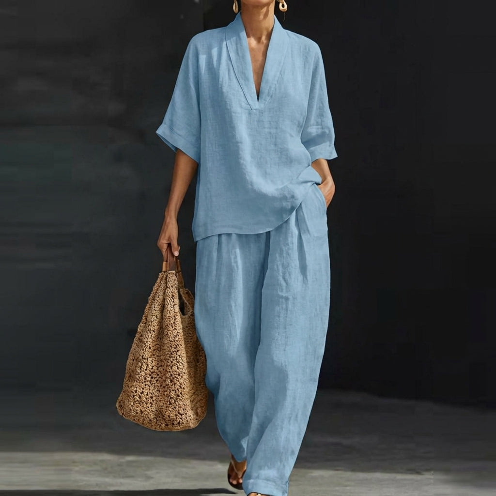 Ensemble deux pièces pour femme Dolorès de Danoir Paris, costume bleu avec haut et pantalon élégants, porté par une mannequin.
