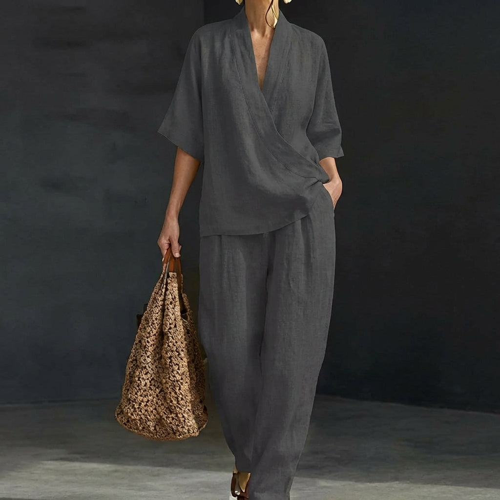 Ensemble deux pièces pour femme Dolorès de Danoir Paris, en tissu bleu, avec veste et pantalon élégants.