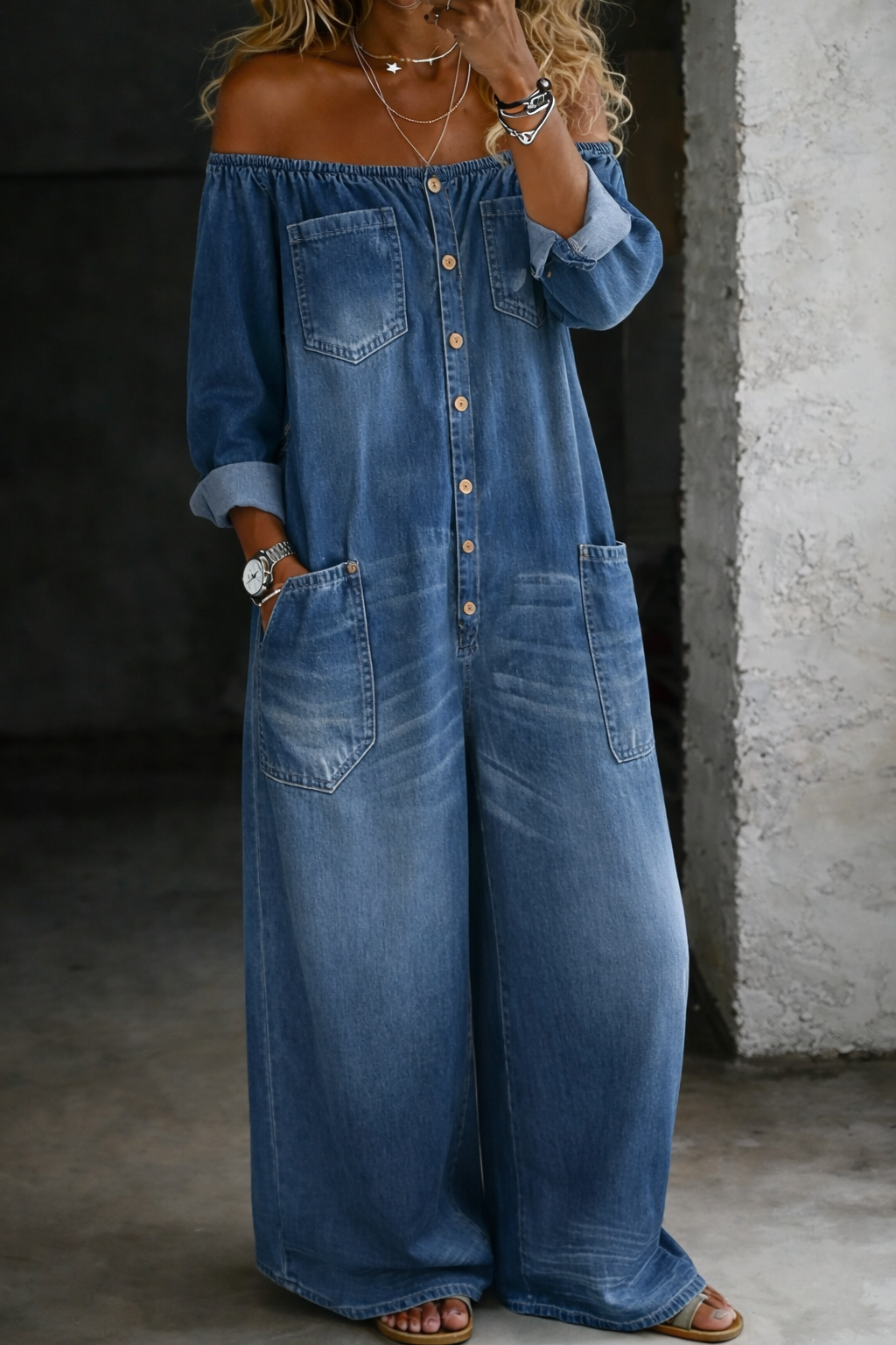 Combinaison à manches longues et épaules dénudées Danoir Paris Elena en tissu bleu, élégante et tendance pour femme.