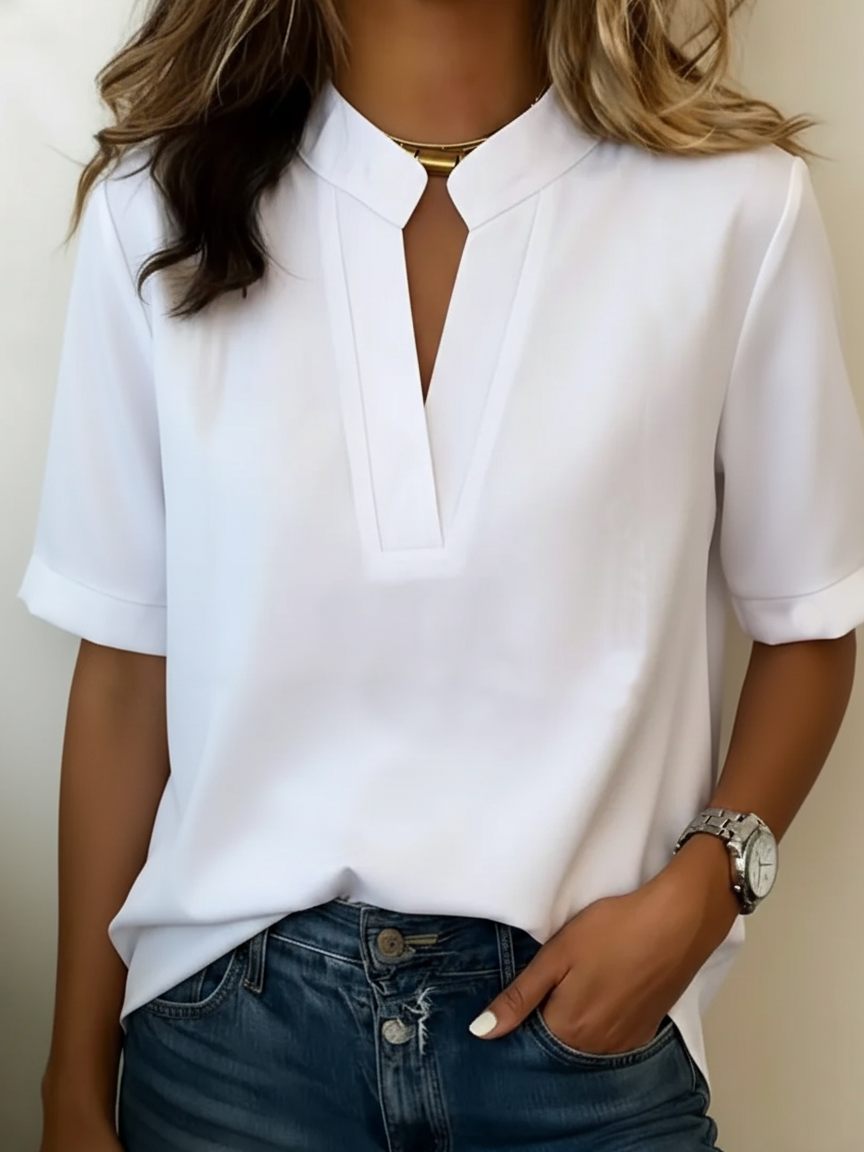 Blouse élégante Élise de Danoir Paris en tissu bleu avec col raffiné, portée décontractée ou chic.