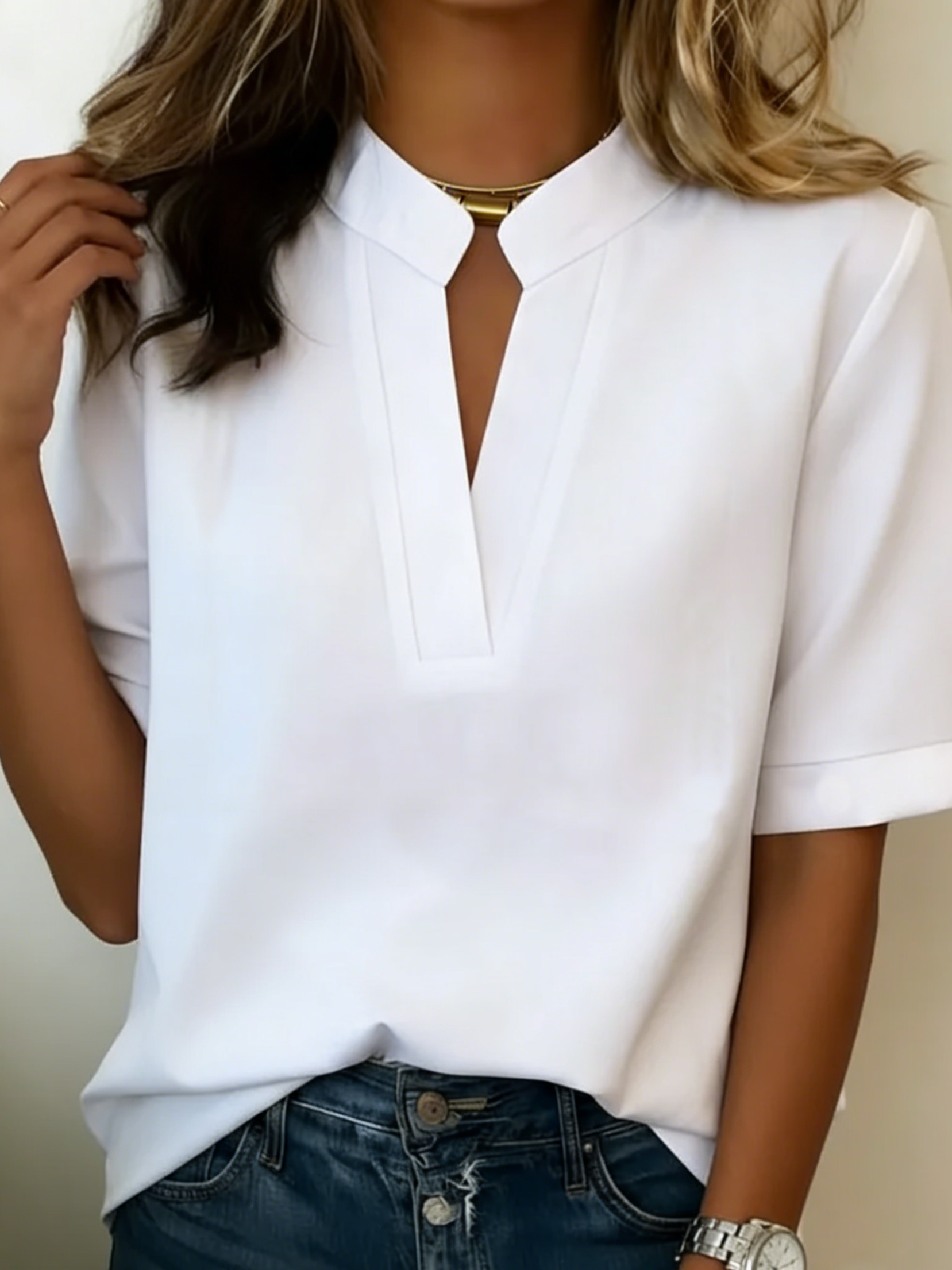 Blouse élégante Élise de Danoir Paris, en tissu bleu avec col raffiné, portée sur mannequin.