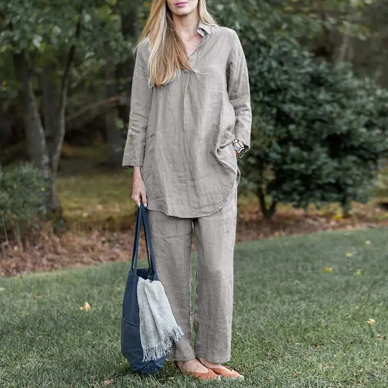 Ensemble chic et confortable Ella de Danoir Paris en tissu bleu, vue de face avec détails élégants.