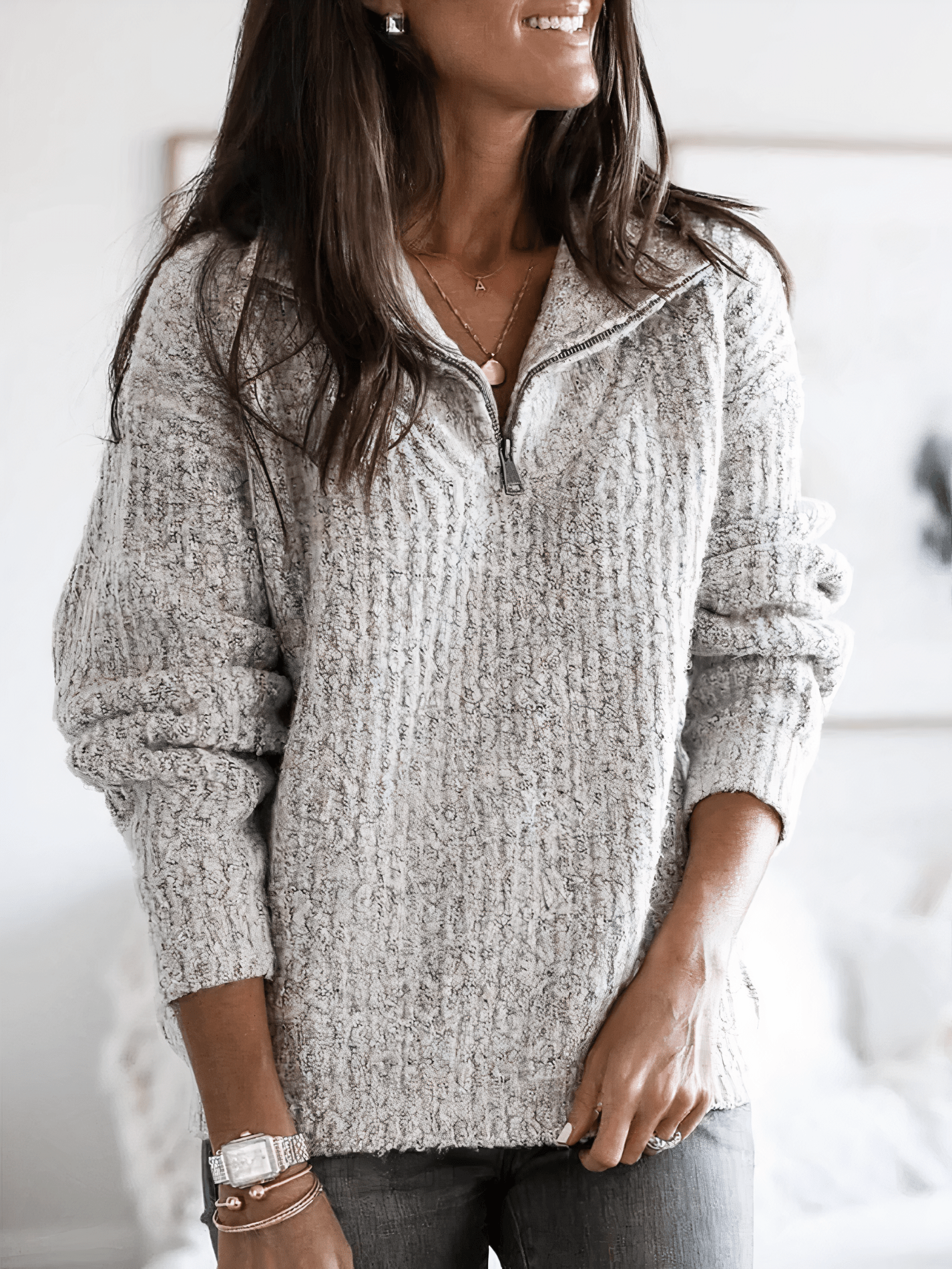 Pull chic et confortable Evie de Danoir Paris en bleu, avec finition élégante et coupe moderne, porté sur mannequin.