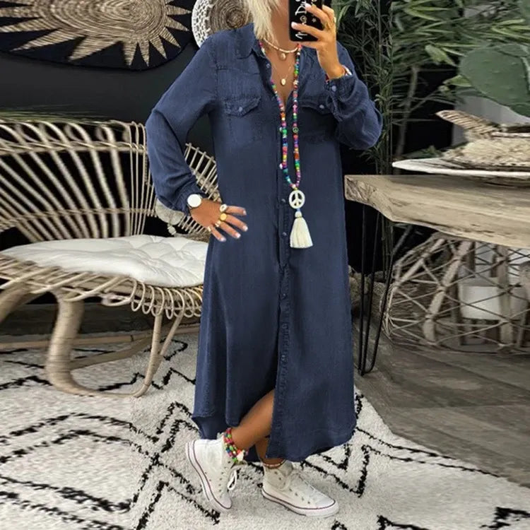 Robe en jean élégante Fanny de Danoir Paris, tissu bleu avec détails sophistiqués, vue de face sur mannequin.