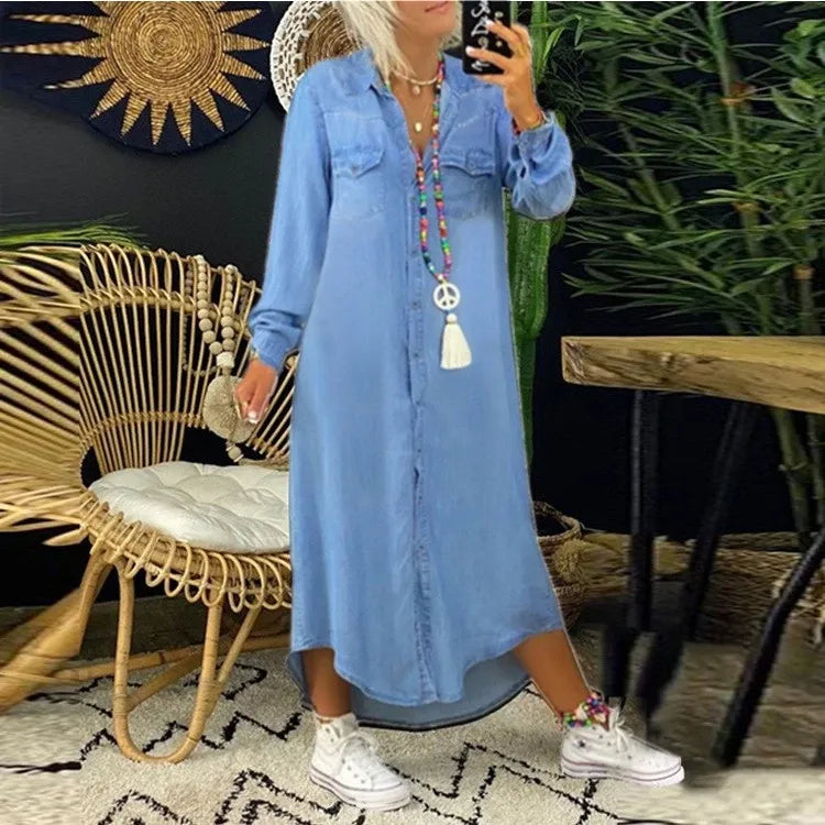 Robe en jean élégante Fanny de Danoir Paris, coupe ajustée, tissu bleu, style chic et féminin, vue de la robe portée.
