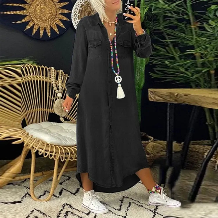Robe en jean élégante Fanny de Danoir Paris, coupe fluide et tendance, en tissu denim bleu, portée avec style.