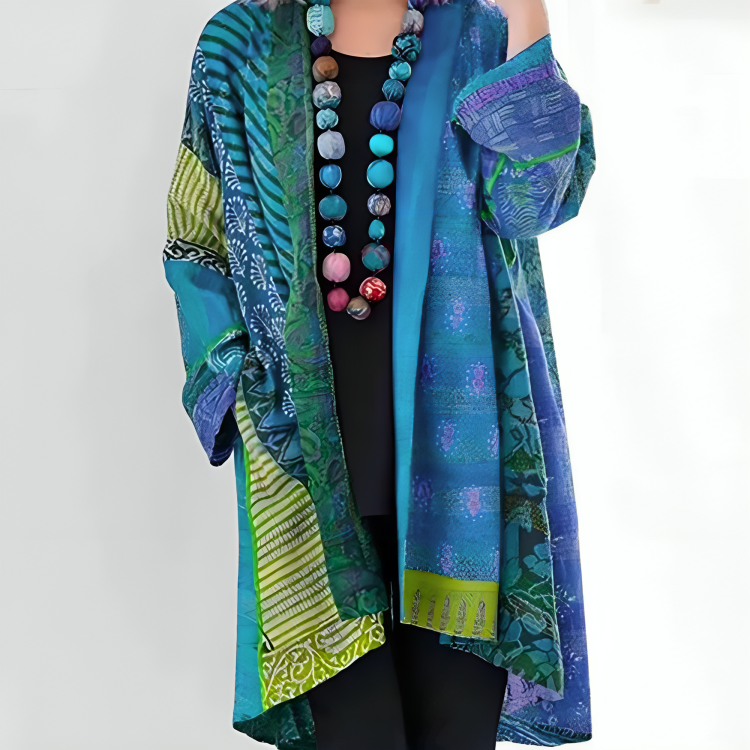 Cardigan tricot chic Harper de Danoir Paris en bleu, finition élégante et style moderne, porté sur un mannequin.