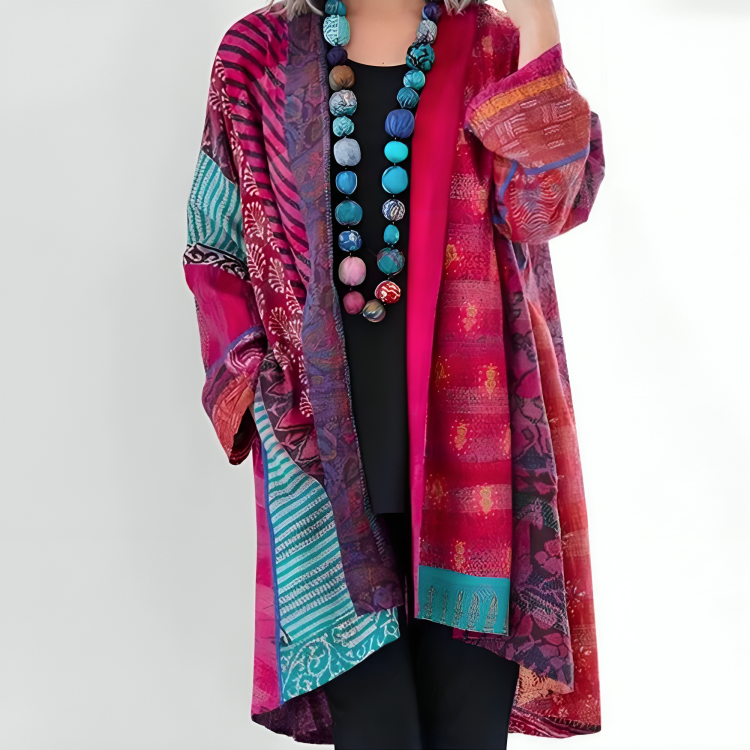Cardigan tricot chic Harper de Danoir Paris en bleu, vue en gros plan, détails du tissu et style élégant.