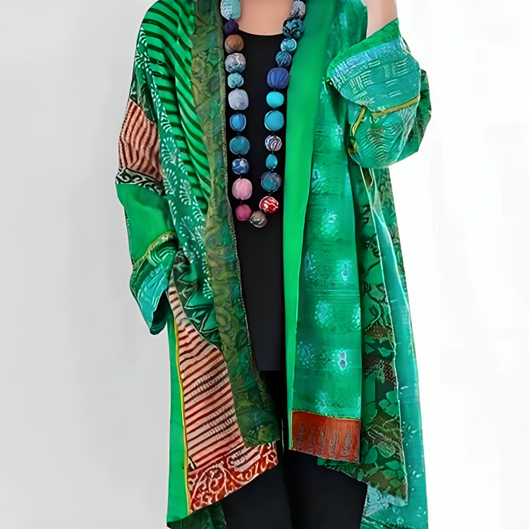 Cardigan tricot chic Harper de Danoir Paris en bleu, porté avec manches longues et design élégant.