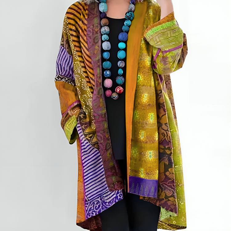 Cardigan en maille bleu Harper de Danoir Paris, coupe chic et élégante, porté ouvert avec manches longues.