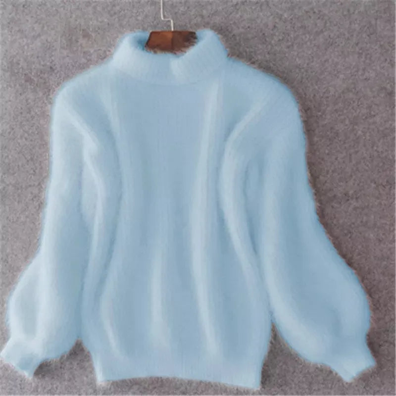 Pull roulé élégant froid Jessica de Danoir Paris, en bleu avec col roulé et style sophistiqué, porté par un mannequin.