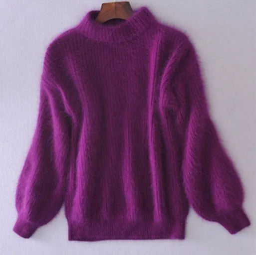 Pull roulé élégant pour femme Jessica de Danoir Paris en bleu, doux et chaud, porté sur un fond neutre.