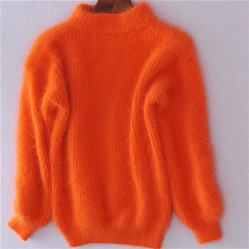 Pull roulé élégant Danoir Paris Jessica en bleu froid, doux et chaud, porté avec col roulé pour un style chic et confortable.