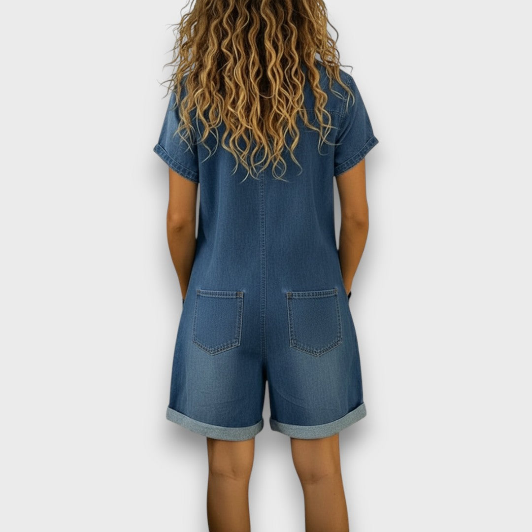 Salopette courte vintage en denim en coton Joan de Danoir Paris, tenue décontractée avec bretelles et poches.