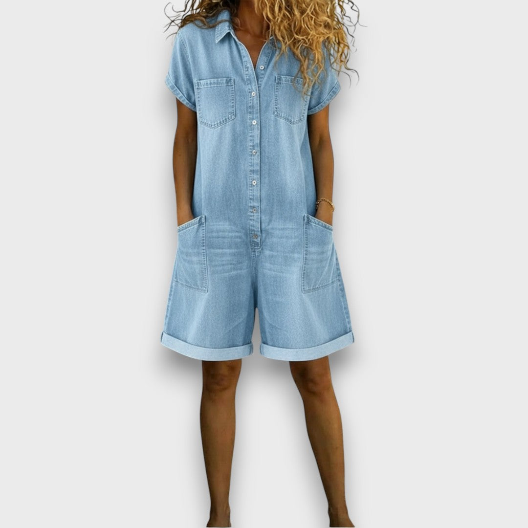 Salopette courte vintage en denim coton Joan de Danoir Paris, vêtement décontracté bleu pour femme.