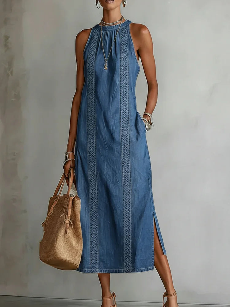 Robe en jean Julia Danoir Paris avec détails en dentelle vintage, bleue, coupe élégante et style rétro.