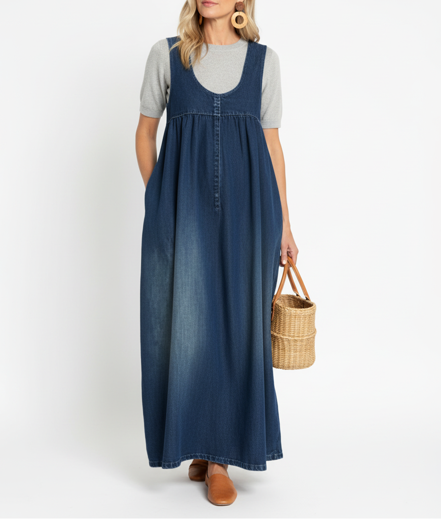 Robe maxi en denim vintage douce et lavée de la marque Danoir Paris, portée avec détails décontractés.