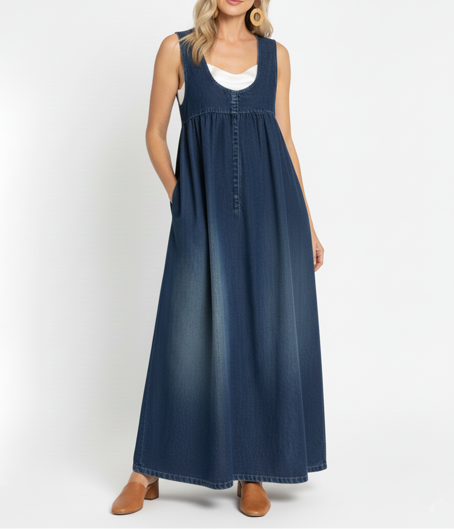 Robe maxi en denim vintage douce et lavée de la marque Danoir Paris, montrant le tissu en denim avec coupe fluide.