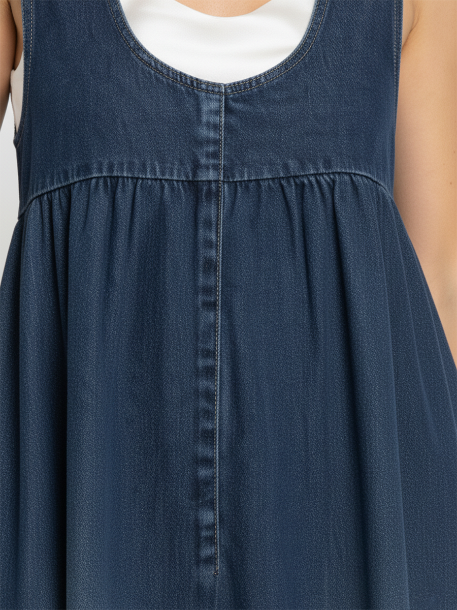 Robe maxi en denim vintage douce et lavée de la marque Danoir Paris, montrant la coupe longue et le tissu léger.