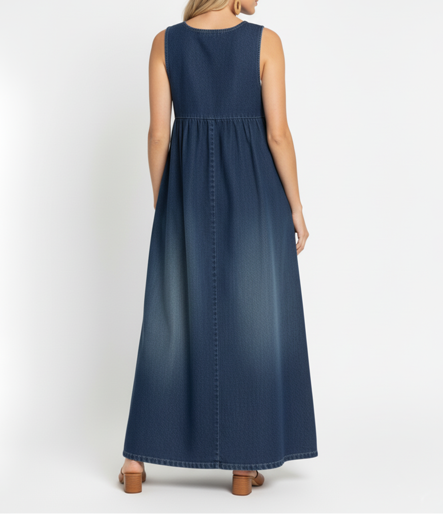Robe maxi en denim vintage douce et lavée par Danoir Paris, style décontracté avec coupe ample et détails classiques.