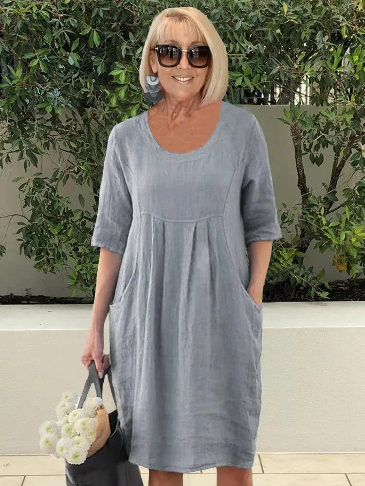 Robe d'été Lisa de Danoir Paris en bleu avec poches, légère et confortable, portée dans un style décontracté.