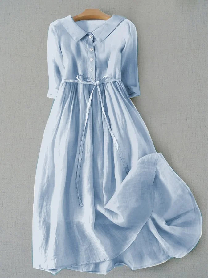 Robe élégante à manches courtes avec lacets à la taille, en tissu bleu de la marque Danoir Paris.