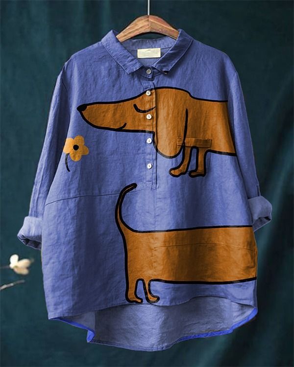Blouse Mabel de Danoir Paris avec motif artistique de teckel, en tissu bleu, style élégant et moderne.