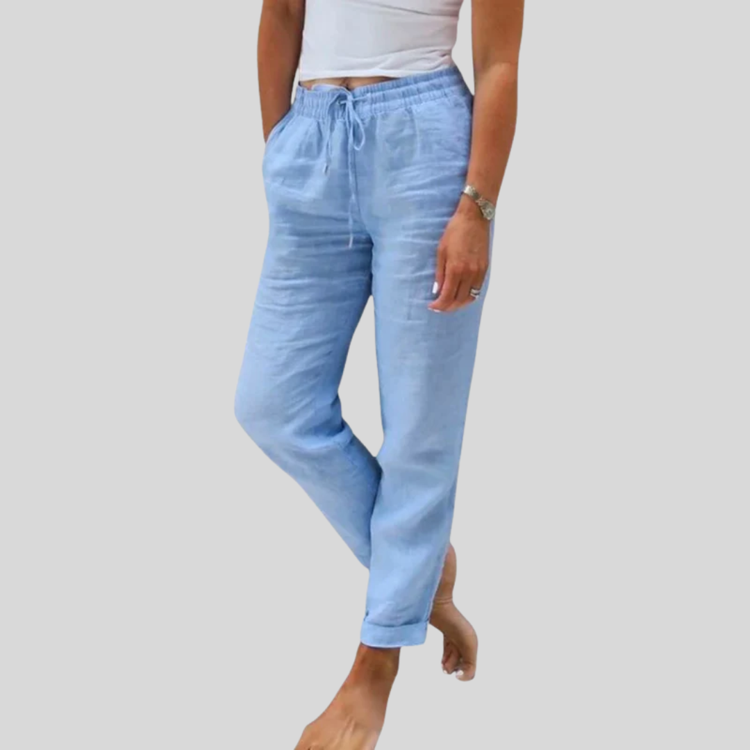 Pantalons élégants pour femmes Margaret™ de Danoir Paris, en tissu bleu, vue de face, détails et coupe sophistiquée.
